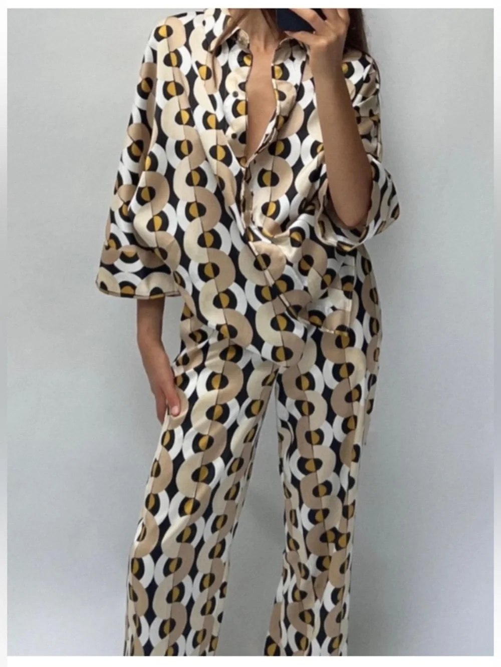 VIRAL NEW Zara Geometric Satin Print pants   SIZE S  🚨NO DISCOUNT ON THIS PANTS